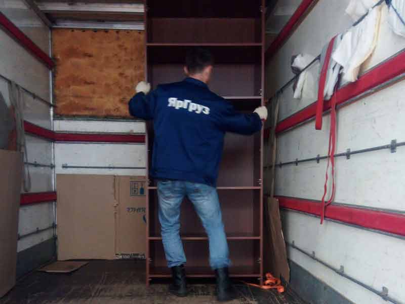 загрузка в фургон на квартирном переезде